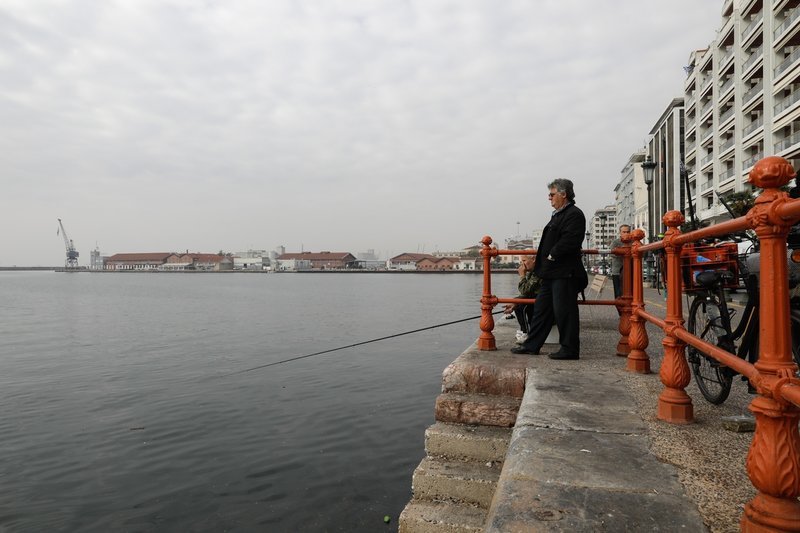 Με υπομονή και καλή παρέα περνάει η ώρα στην προκυμαία 