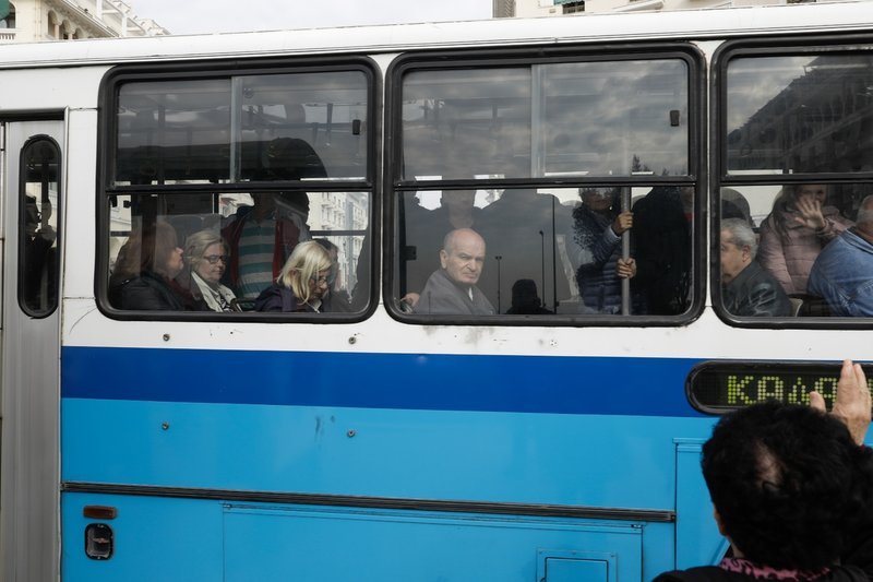 Πρωινό στρίμωγμα στο λεωφορείο  