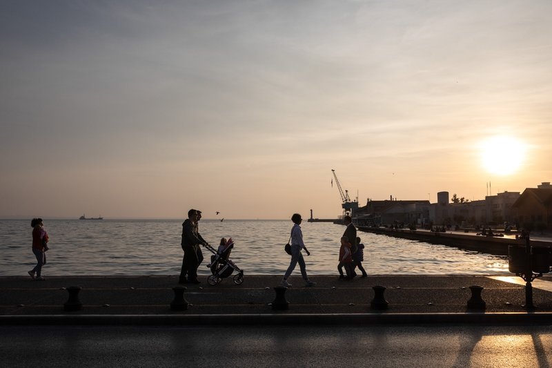 Μικροί και μεγάλοι απολαμβάνουν τη βόλτα τους στην παραλία 