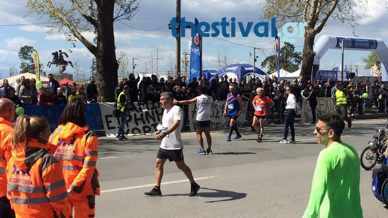 Ενταση μεταξύ οπαδών του ΠΑΟΚ και δρομέα με διακριτικά της ΑΕΚ [εικόνες & βίντεο] | iefimerida.gr 1