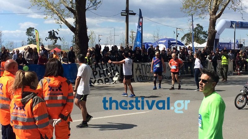 Ενταση μεταξύ οπαδών του ΠΑΟΚ και δρομέα με διακριτικά της ΑΕΚ [εικόνες & βίντεο] | iefimerida.gr 0