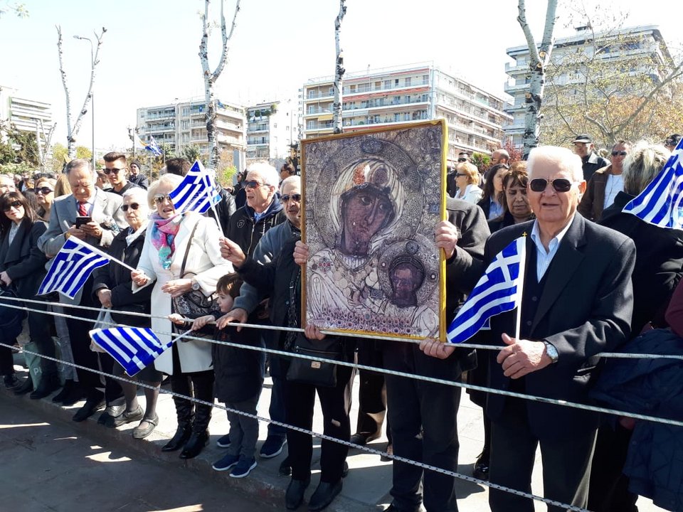 Θεσσαλονίκη: Πολίτες τραγουδούσαν «Μακεδονία ξακουστή» με σημαίες, στην παρέλαση [εικόνες & βίντεο] | iefimerida.gr 0