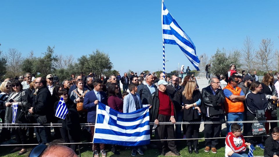 Θεσσαλονίκη: Πολίτες τραγουδούσαν «Μακεδονία ξακουστή» με σημαίες, στην παρέλαση [εικόνες & βίντεο] | iefimerida.gr 2