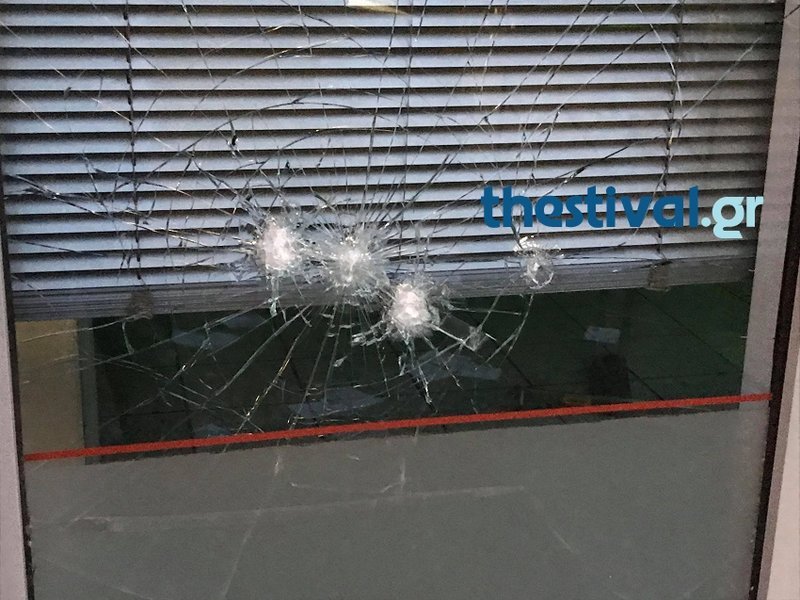 Επίθεση κουκουλοφόρων σε τράπεζα στη Θεσσαλονίκη -Εσπασαν τη τζαμαρία και το ATM [εικόνες] | iefimerida.gr 0