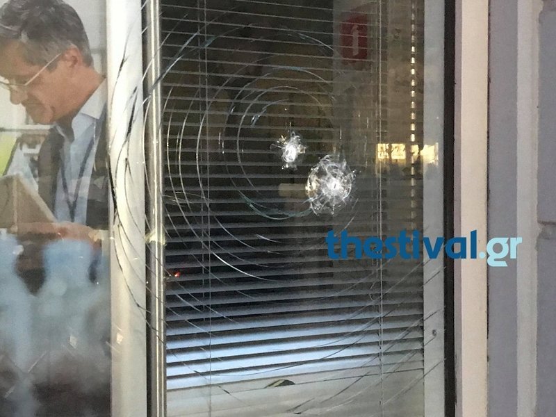 Επίθεση κουκουλοφόρων σε τράπεζα στη Θεσσαλονίκη -Εσπασαν τη τζαμαρία και το ATM [εικόνες] | iefimerida.gr 1