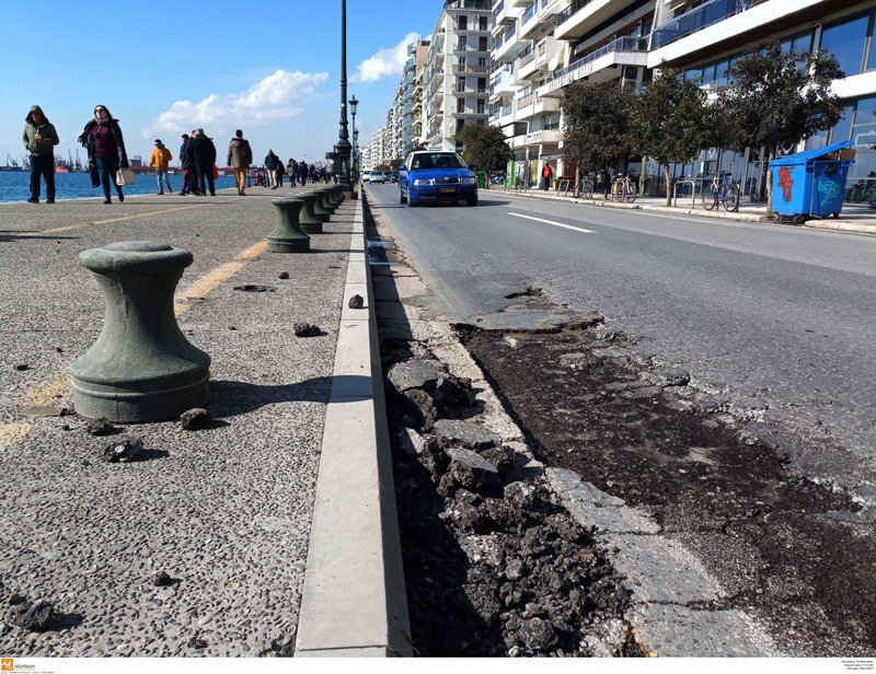 Τεράστια λακκούβα άνοιξε στη λεωφόρο Νίκης στη Θεσσαλονίκη [εικόνες] | iefimerida.gr 0