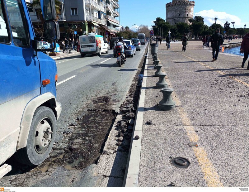 Τεράστια λακκούβα άνοιξε στη λεωφόρο Νίκης στη Θεσσαλονίκη [εικόνες] | iefimerida.gr 1