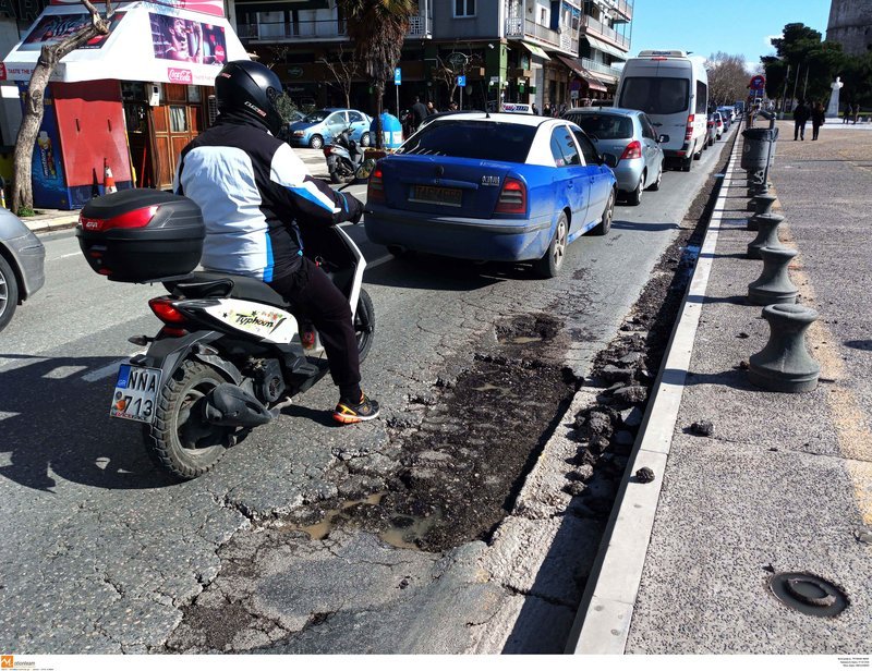 Τεράστια λακκούβα άνοιξε στη λεωφόρο Νίκης στη Θεσσαλονίκη [εικόνες] | iefimerida.gr 2