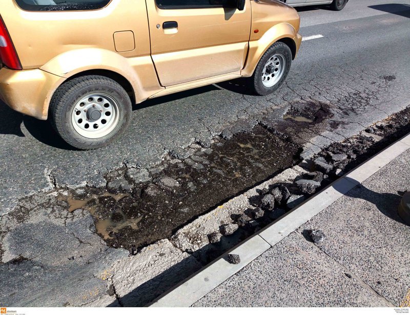 Τεράστια λακκούβα άνοιξε στη λεωφόρο Νίκης στη Θεσσαλονίκη [εικόνες] | iefimerida.gr 3