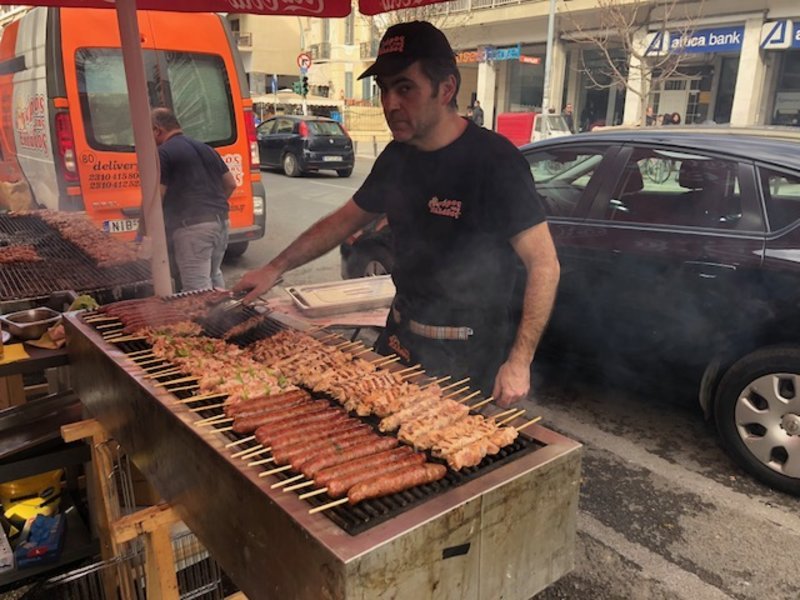 Ψησταριές στους δρόμους της Θεσσαλονίκης -Σουβλάκια και κρασί για την Τσικνοπέμπτη [εικόνες & βίντεο] | iefimerida.gr 1