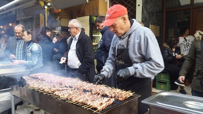 Ψησταριές στους δρόμους της Θεσσαλονίκης -Σουβλάκια και κρασί για την Τσικνοπέμπτη [εικόνες & βίντεο] | iefimerida.gr 2