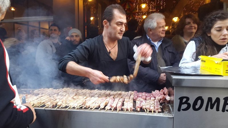 Ψησταριές στους δρόμους της Θεσσαλονίκης -Σουβλάκια και κρασί για την Τσικνοπέμπτη [εικόνες & βίντεο] | iefimerida.gr 3