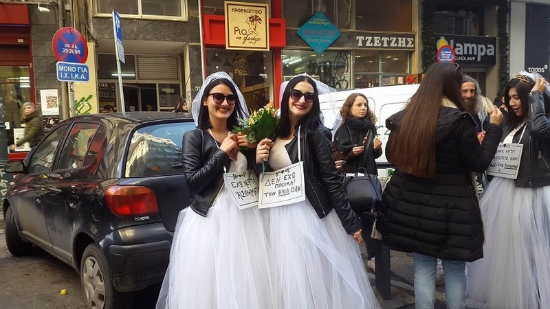 Ψησταριές στους δρόμους της Θεσσαλονίκης -Σουβλάκια και κρασί για την Τσικνοπέμπτη [εικόνες & βίντεο] | iefimerida.gr 4