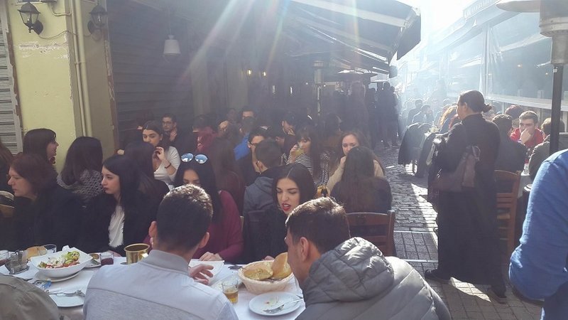 Ψησταριές στους δρόμους της Θεσσαλονίκης -Σουβλάκια και κρασί για την Τσικνοπέμπτη [εικόνες & βίντεο] | iefimerida.gr 5