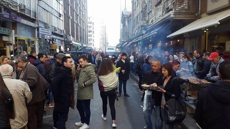 Ψησταριές στους δρόμους της Θεσσαλονίκης -Σουβλάκια και κρασί για την Τσικνοπέμπτη [εικόνες & βίντεο] | iefimerida.gr 7