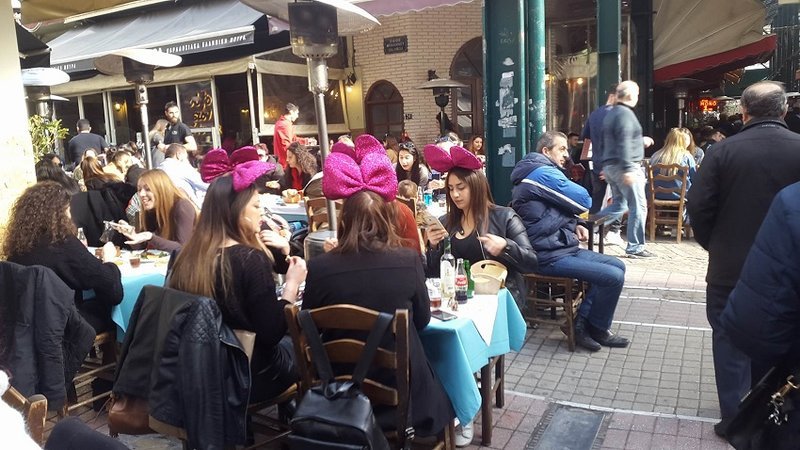 Ψησταριές στους δρόμους της Θεσσαλονίκης -Σουβλάκια και κρασί για την Τσικνοπέμπτη [εικόνες & βίντεο] | iefimerida.gr 8