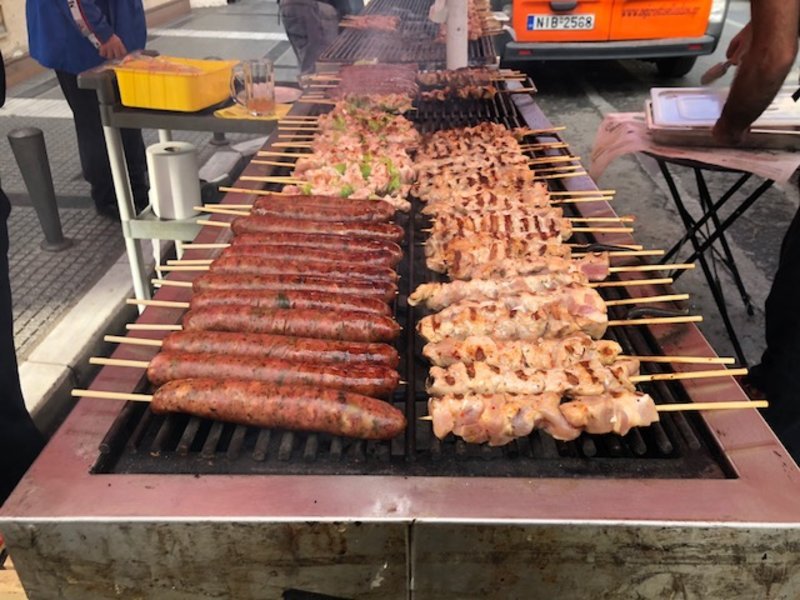 Ψησταριές στους δρόμους της Θεσσαλονίκης -Σουβλάκια και κρασί για την Τσικνοπέμπτη [εικόνες & βίντεο] | iefimerida.gr 0