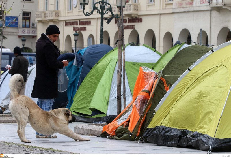 Αυτοσχέδιος καταυλισμός η πλατεία Αριστοτέλους -Πρόσφυγες σε σκηνές αρνούνται να φύγουν [εικόνες] | iefimerida.gr 0