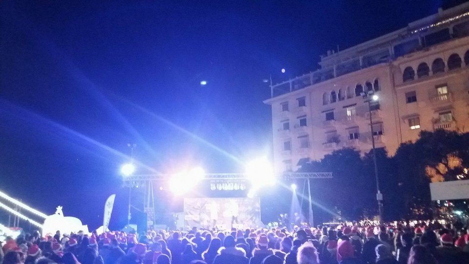 Πλημμύρισε από Αγιοβασίληδες η πλατεία Αριστοτέλους [εικόνες & βίντεο] | iefimerida.gr 0