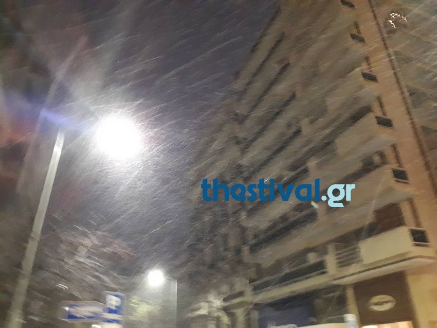 Οι πρώτες νιφάδες ξεκίνησαν τα ξημερώματα
