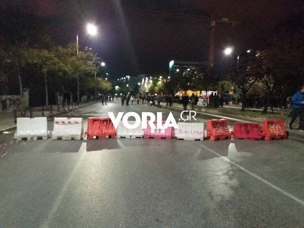 Επεισόδια και στη Θεσσαλονίκη: Μολότοφ και οδοφράγματα έξω από την Πολυτεχνική Σχολή του ΑΠΘ [βίντεο] | iefimerida.gr 0