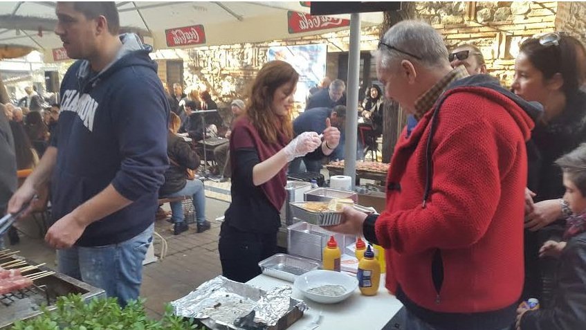 Πήραν φωτιά οι ψησταριές στη Θεσσαλονίκη -Με ψητά και χορούς γιόρτασαν παραμονή Χριστουγέννων [εικόνες & βίντεο] | iefimerida.gr 1