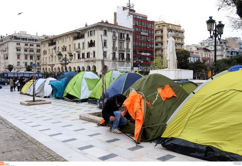 Αυτοσχέδιος καταυλισμός η πλατεία Αριστοτέλους -Πρόσφυγες σε σκηνές αρνούνται να φύγουν [εικόνες] | iefimerida.gr 1