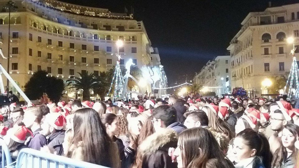 Πλημμύρισε από Αγιοβασίληδες η πλατεία Αριστοτέλους [εικόνες & βίντεο] | iefimerida.gr 1