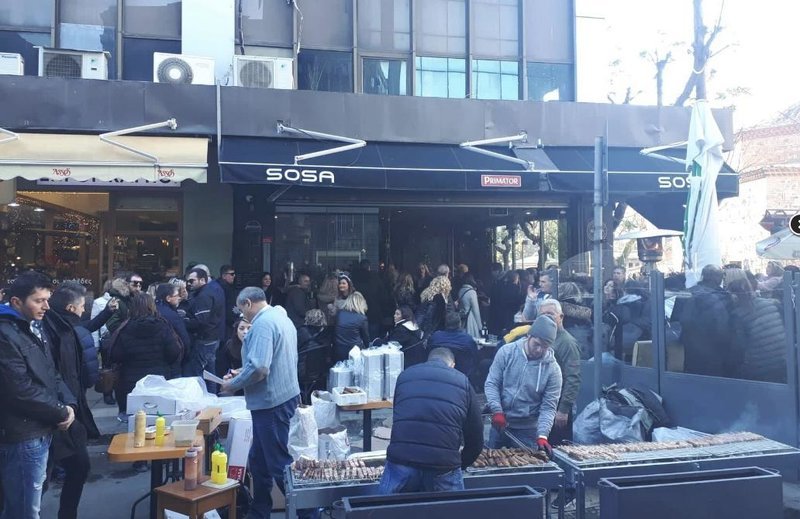 Θεσσαλονίκη: Μία πόλη, ένα πάρτι -Νταούλια, χορός και υπαίθριες ψησταριές [εικόνες & βίντεο] | iefimerida.gr 1