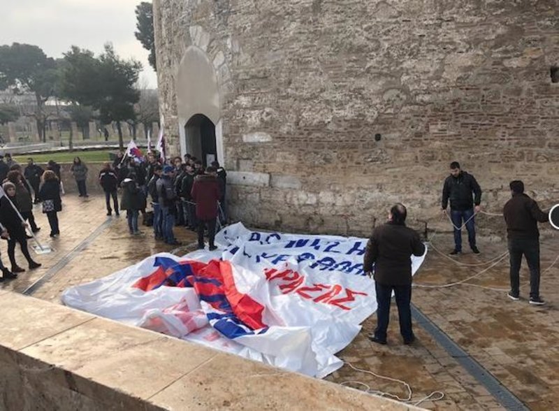 Το ΠΑΜΕ κρέμασε πανό στον Λευκό Πύργο: «Κάτω τα ξερά σας από την απεργία» [εικόνες & βίντεο] | iefimerida.gr 1