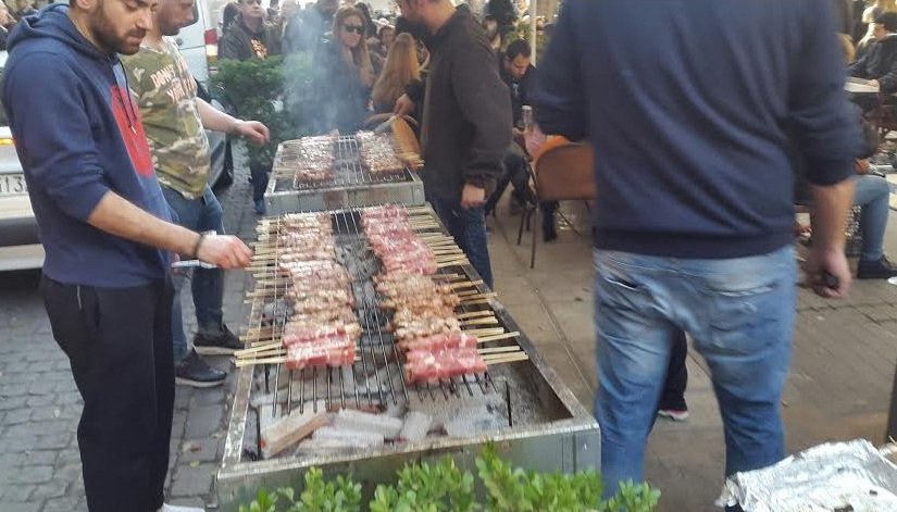 Πήραν φωτιά οι ψησταριές στη Θεσσαλονίκη -Με ψητά και χορούς γιόρτασαν παραμονή Χριστουγέννων [εικόνες & βίντεο] | iefimerida.gr 2