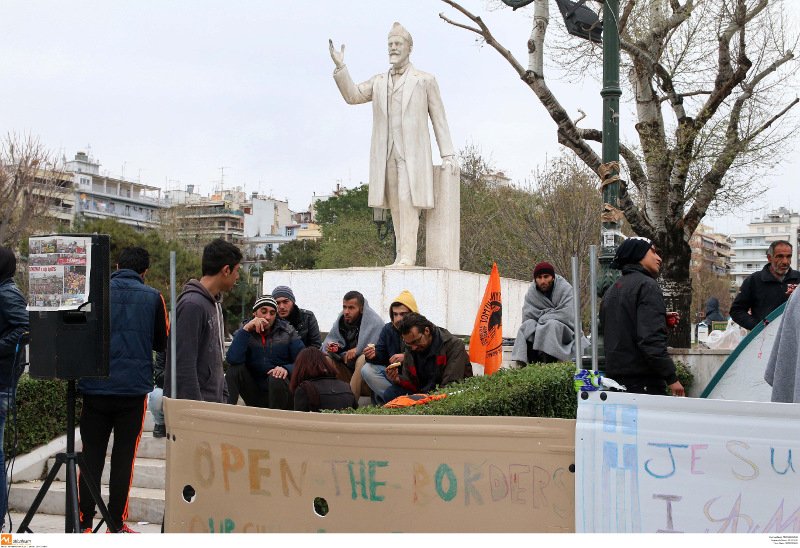 Αυτοσχέδιος καταυλισμός η πλατεία Αριστοτέλους -Πρόσφυγες σε σκηνές αρνούνται να φύγουν [εικόνες] | iefimerida.gr 2