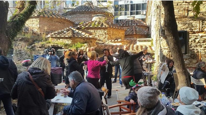 Πήραν φωτιά οι ψησταριές στη Θεσσαλονίκη -Με ψητά και χορούς γιόρτασαν παραμονή Χριστουγέννων [εικόνες & βίντεο] | iefimerida.gr 3