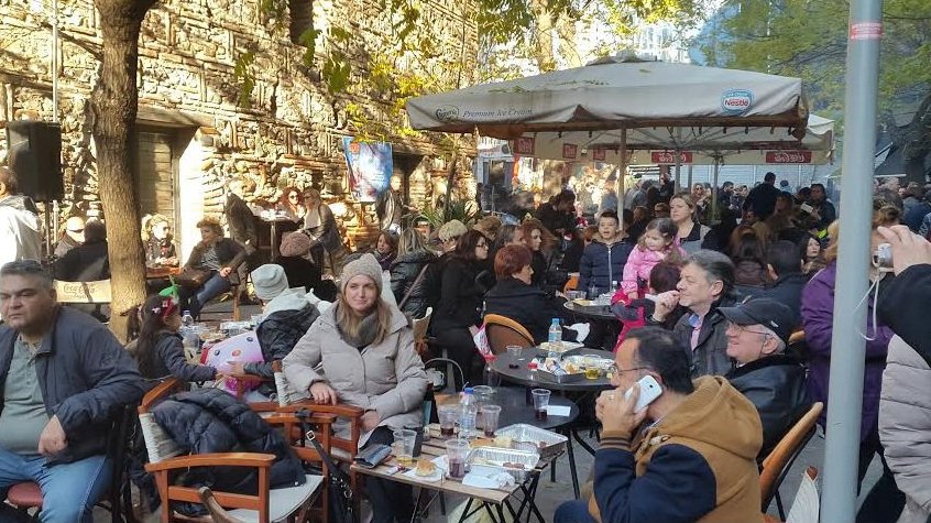 Πήραν φωτιά οι ψησταριές στη Θεσσαλονίκη -Με ψητά και χορούς γιόρτασαν παραμονή Χριστουγέννων [εικόνες & βίντεο] | iefimerida.gr 4