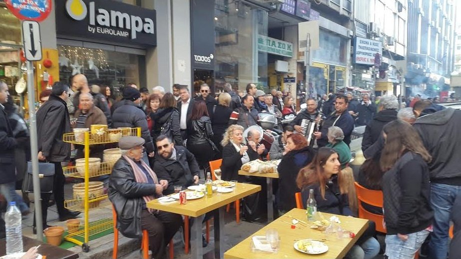 Πήραν φωτιά οι ψησταριές στη Θεσσαλονίκη -Με ψητά και χορούς γιόρτασαν παραμονή Χριστουγέννων [εικόνες & βίντεο] | iefimerida.gr 6