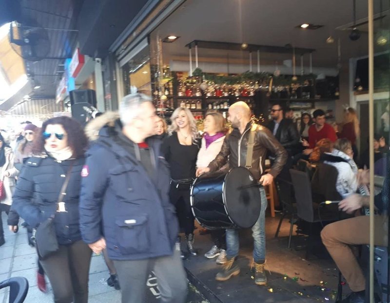 Ολη η Ελλάδα μια γιορτή -Νταούλια, υπαίθριες ψησταριές & χριστουγεννιάτικες αγορές [εικόνες & βίντεο] | iefimerida.gr 4