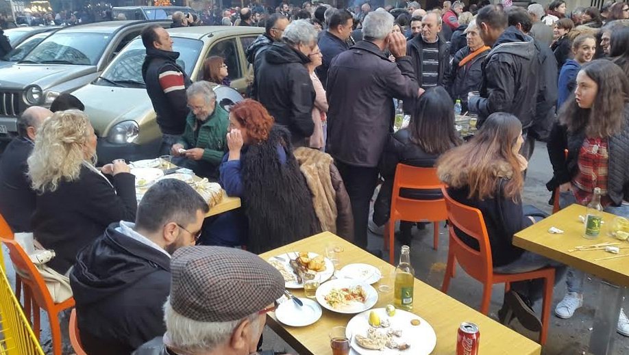 Πήραν φωτιά οι ψησταριές στη Θεσσαλονίκη -Με ψητά και χορούς γιόρτασαν παραμονή Χριστουγέννων [εικόνες & βίντεο] | iefimerida.gr 7