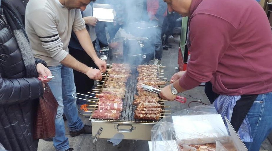 Πήραν φωτιά οι ψησταριές στη Θεσσαλονίκη -Με ψητά και χορούς γιόρτασαν παραμονή Χριστουγέννων [εικόνες & βίντεο] | iefimerida.gr 8