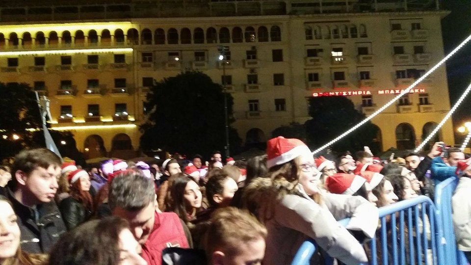 Πλημμύρισε από Αγιοβασίληδες η πλατεία Αριστοτέλους [εικόνες & βίντεο] | iefimerida.gr 2