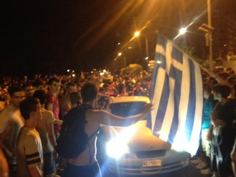 Στους δρόμους όλη η Ελλάδα για την ιστορική πρόκριση της Εθνικής ομάδας -Ξέφρενα πανηγύρια μέχρι το πρωί [εικόνες&βίντεο] | iefimerida.gr 0