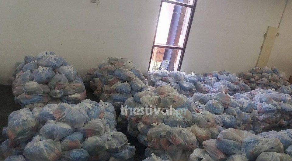 Θεσσαλονίκη: Πανικός, ένταση και λιποθυμίες σε διανομή τροφίμων [εικόνες & βίντεο] | iefimerida.gr 1