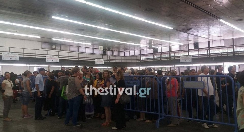 Θεσσαλονίκη: Πανικός, ένταση και λιποθυμίες σε διανομή τροφίμων [εικόνες & βίντεο] | iefimerida.gr 0