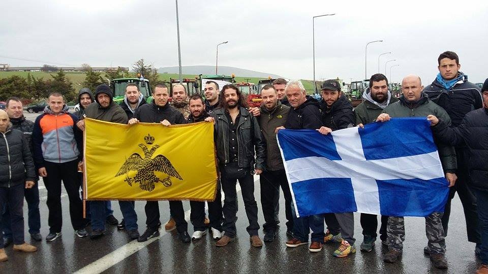 Στο μπλόκο της Θήβας βουλευτές της Χρυσής Αυγής -Φωτογραφήθηκαν με τους αγρότες [εικόνες]  | iefimerida.gr 0