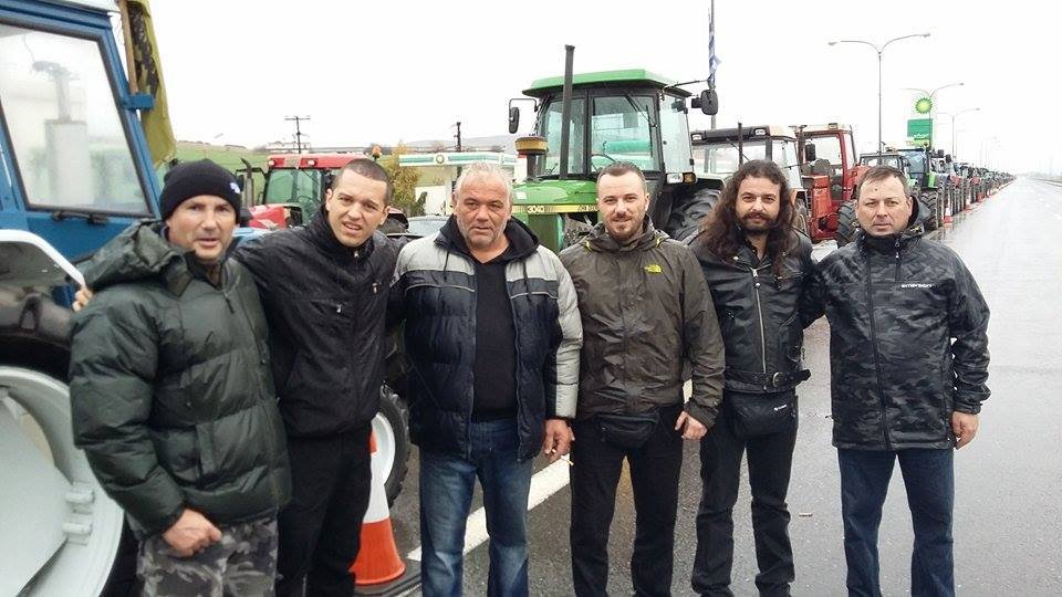 Στο μπλόκο της Θήβας βουλευτές της Χρυσής Αυγής -Φωτογραφήθηκαν με τους αγρότες [εικόνες]  | iefimerida.gr 1