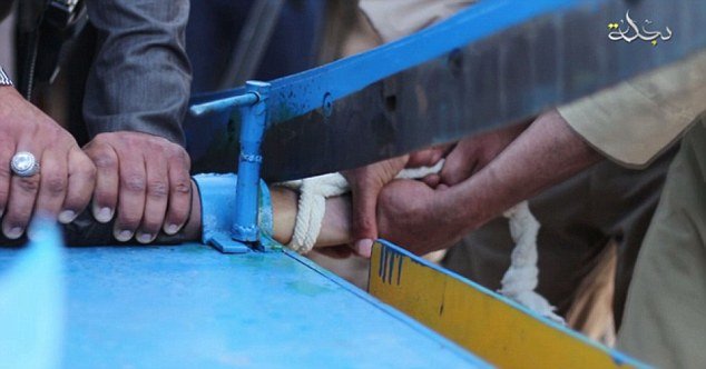 Σταύρωση, λιθοβολισμός και μαστιγώματα: Ο κατάλογος με τα αμαρτήματα και τις ποινές στο Ισλαμικό Κράτος [εικόνες & βίντεο] | iefimerida.gr 4