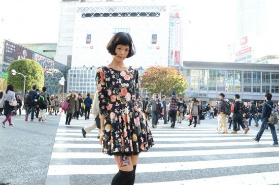 Γιαπωνέζες νοικιάζουν τα γυμνά τους πόδια ως διαφημιστικό χώρο [εικόνες] | iefimerida.gr 0