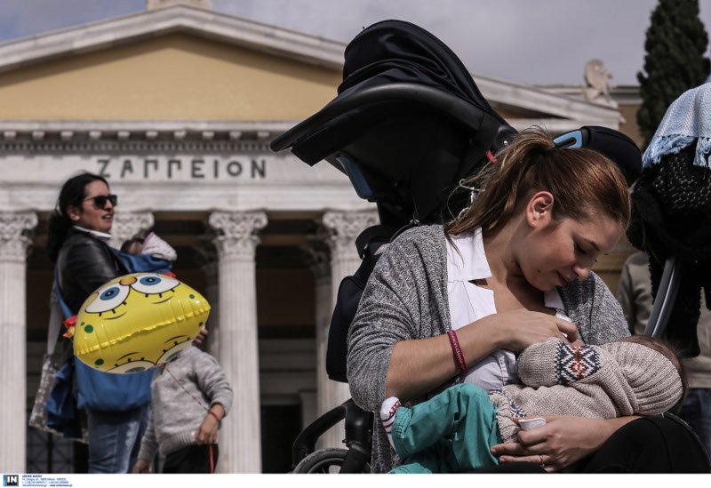 Χιλιάδες Ελληνίδες θήλασαν δημόσια τα μωρά τους την Κυριακή- Για να εξοικειωθεί η κοινωνία με την εικόνα [εικόνες] | iefimerida.gr 1