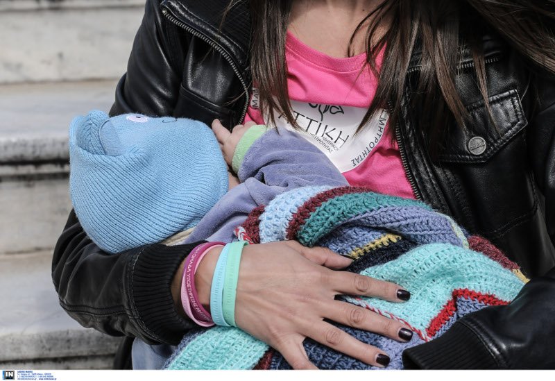 Χιλιάδες Ελληνίδες θήλασαν δημόσια τα μωρά τους την Κυριακή- Για να εξοικειωθεί η κοινωνία με την εικόνα [εικόνες] | iefimerida.gr 0