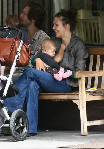 Διάσημες μητέρες που θηλάζουν δημοσίως τα παιδιά τους [εικόνες] | iefimerida.gr 3