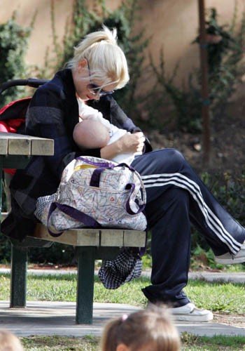 Διάσημες μητέρες που θηλάζουν δημοσίως τα παιδιά τους [εικόνες] | iefimerida.gr 5